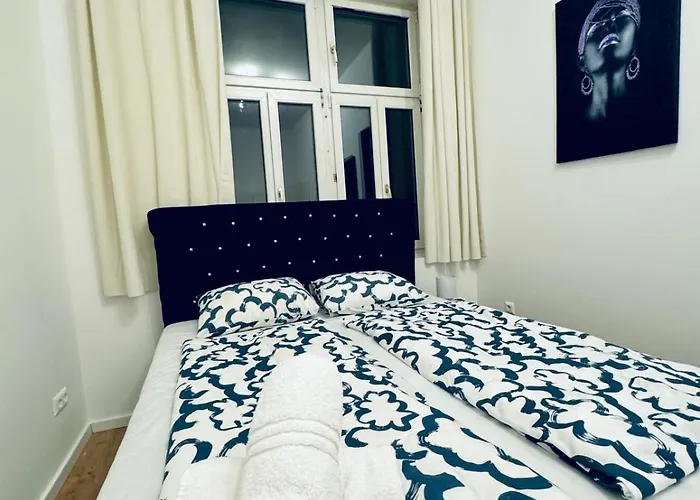 Private In Elegant 5-bedroom Near Kaufpark Alterlaa דירה וינה