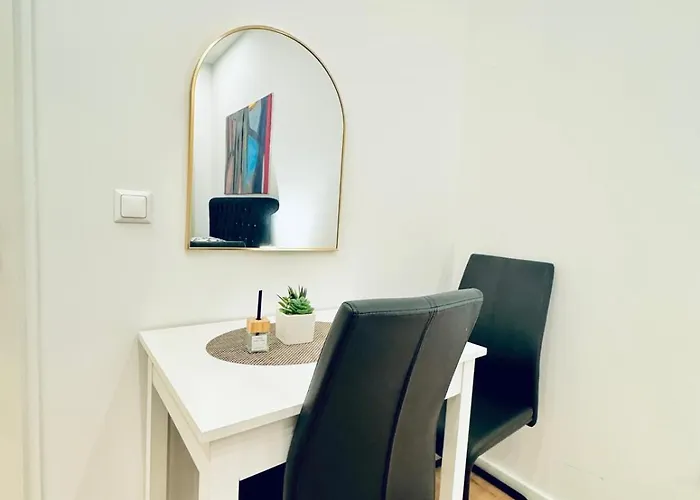 Private In Elegant 5-bedroom Near Kaufpark Alterlaa דירה