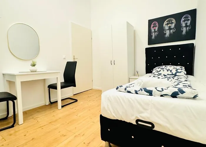 Private In Elegant 5-bedroom Near Kaufpark Alterlaa דירה *