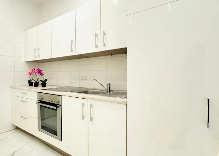 Private In Elegant 5-bedroom Near Kaufpark Alterlaa *