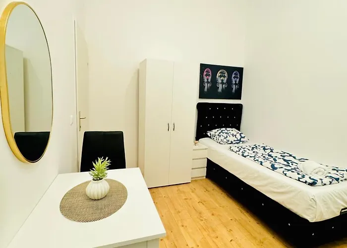 Private In Elegant 5-bedroom Near Kaufpark Alterlaa *