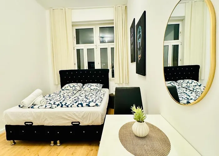 Private In Elegant 5-bedroom Near Kaufpark Alterlaa דירה