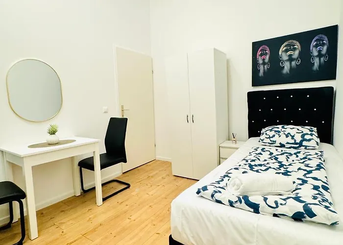 Private In Elegant 5-bedroom Near Kaufpark Alterlaa דירה