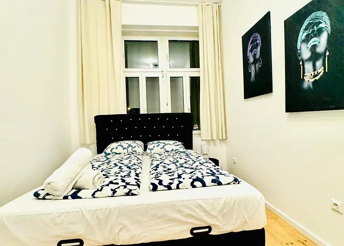 Private In Elegant 5-bedroom Near Kaufpark Alterlaa *