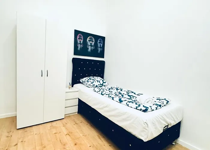Private In Elegant 5-bedroom Near Kaufpark Alterlaa דירה *