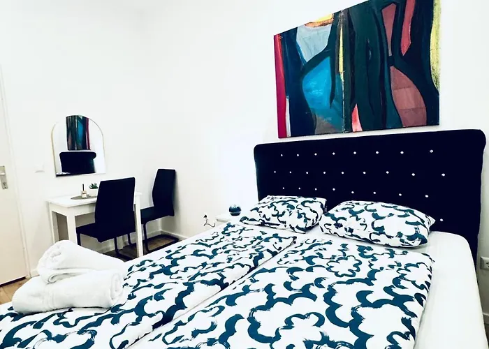 Private In Elegant 5-bedroom Near Kaufpark Alterlaa דירה