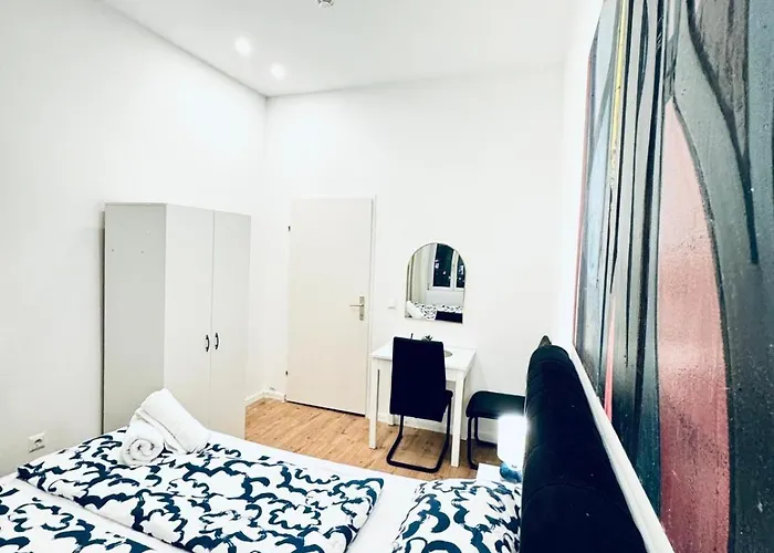 Private In Elegant 5-bedroom Near Kaufpark Alterlaa וינה