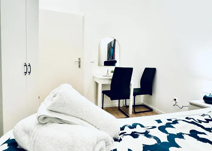 Private In Elegant 5-bedroom Near Kaufpark Alterlaa דירה וינה