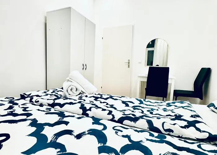 Private In Elegant 5-bedroom Near Kaufpark Alterlaa *