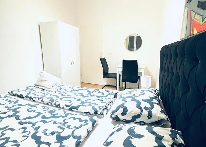 Private In Elegant 5-bedroom Near Kaufpark Alterlaa דירה *