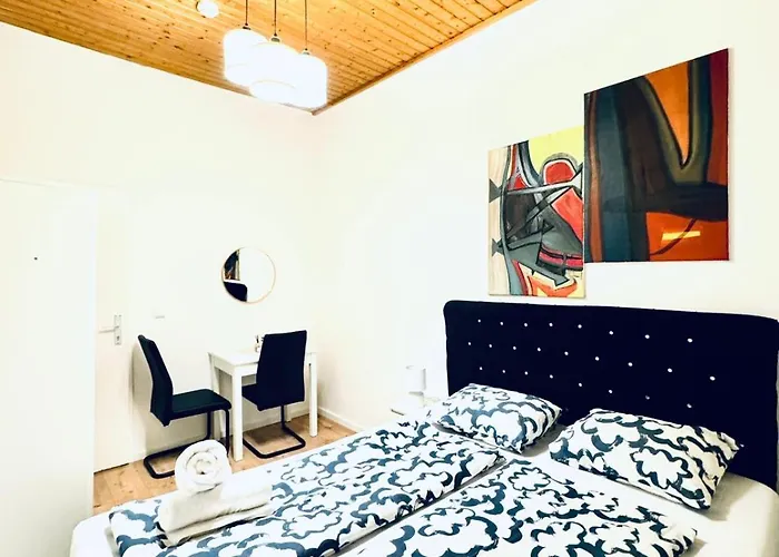 Private In Elegant 5-bedroom Near Kaufpark Alterlaa דירה *