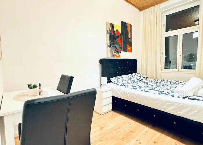 Private In Elegant 5-bedroom Near Kaufpark Alterlaa דירה