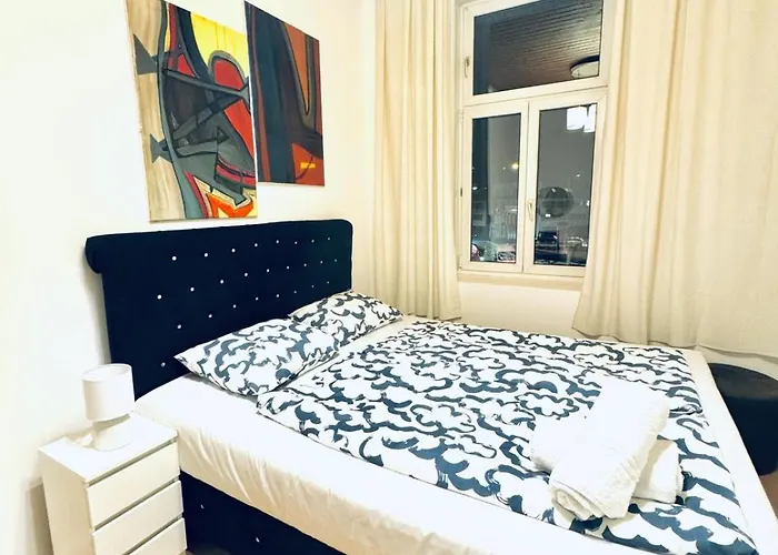 Private In Elegant 5-bedroom Near Kaufpark Alterlaa *