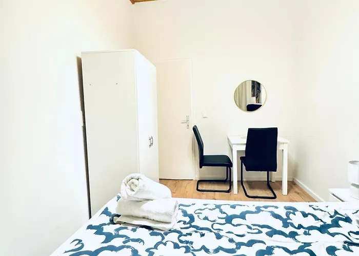 Private In Elegant 5-bedroom Near Kaufpark Alterlaa *