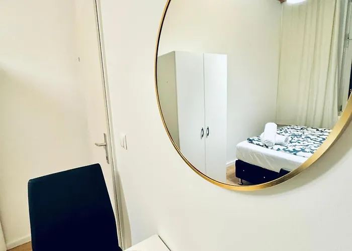 Private In Elegant 5-bedroom Near Kaufpark Alterlaa דירה
