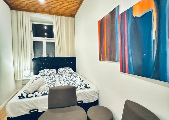 Private In Elegant 5-bedroom Near Kaufpark Alterlaa דירה *