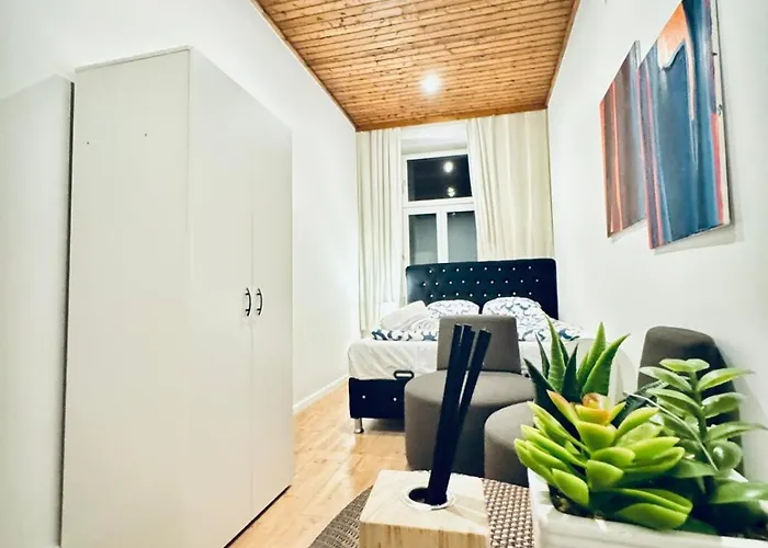 Private In Elegant 5-bedroom Near Kaufpark Alterlaa וינה