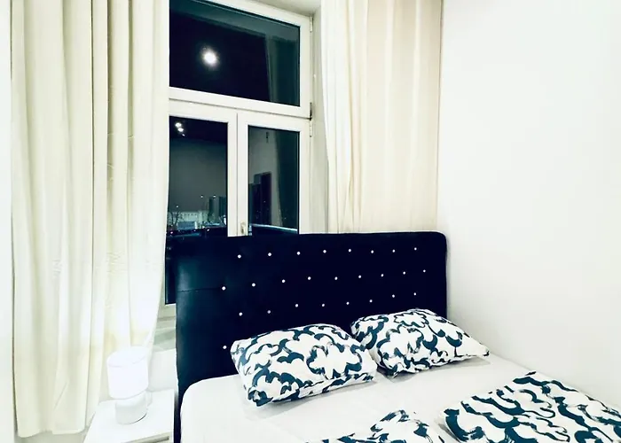 Private In Elegant 5-bedroom Near Kaufpark Alterlaa *