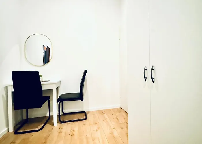 Private In Elegant 5-bedroom Near Kaufpark Alterlaa דירה וינה