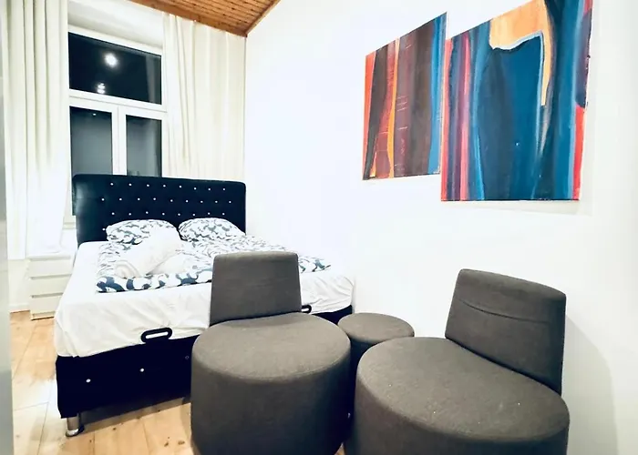 Private In Elegant 5-bedroom Near Kaufpark Alterlaa דירה