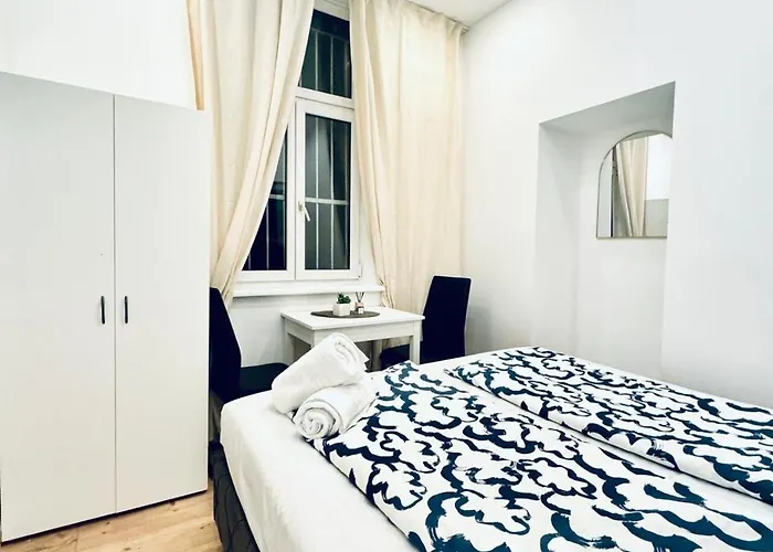 Private In Elegant 5-bedroom Near Kaufpark Alterlaa דירה
