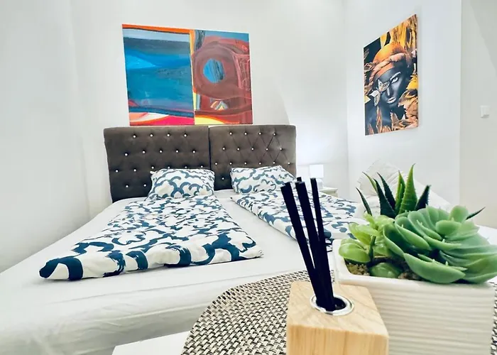 Private In Elegant 5-bedroom Near Kaufpark Alterlaa וינה