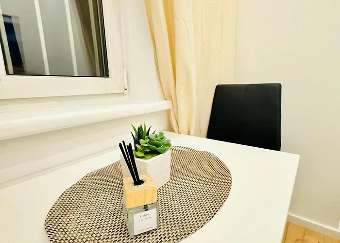 Private In Elegant 5-bedroom Near Kaufpark Alterlaa דירה