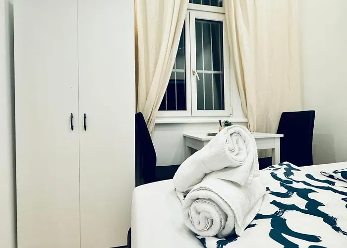 Private In Elegant 5-bedroom Near Kaufpark Alterlaa דירה