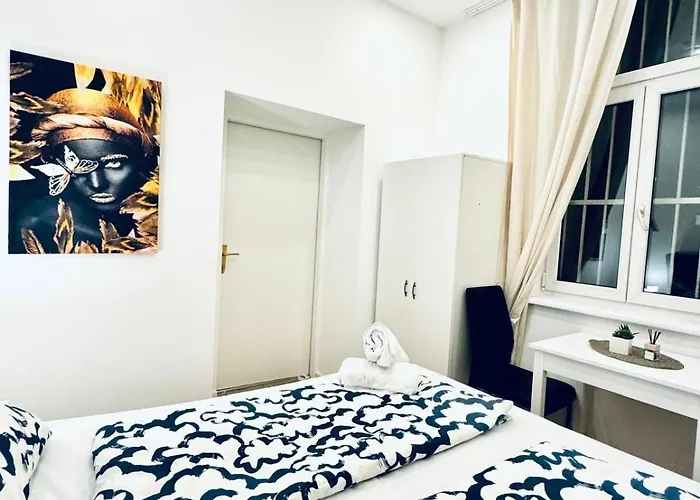 Private In Elegant 5-bedroom Near Kaufpark Alterlaa דירה *