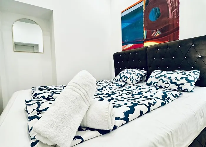 Private In Elegant 5-bedroom Near Kaufpark Alterlaa