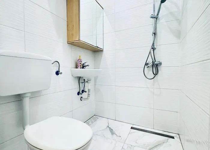 Private In Elegant 5-bedroom Near Kaufpark Alterlaa דירה